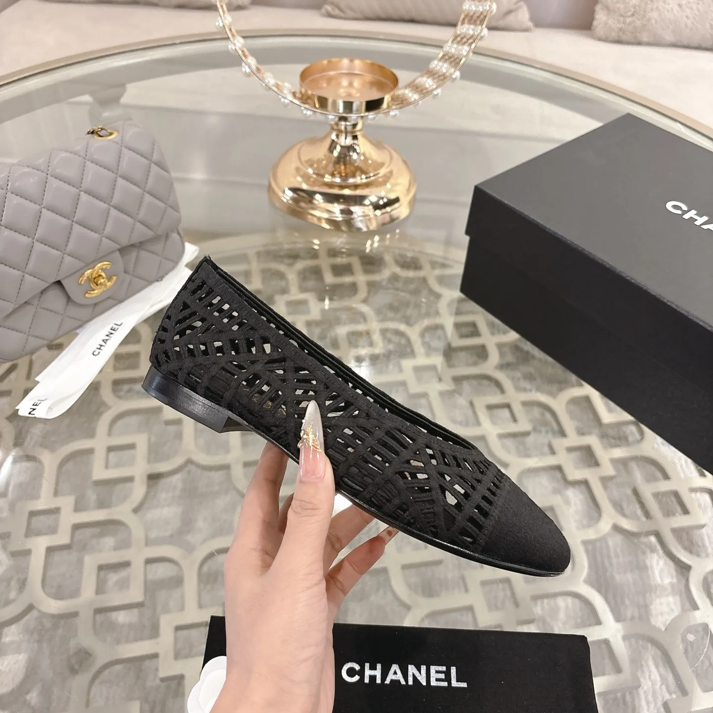 👟👟Ex-factory price 520👟👟 Chanel 25SS finally comes out with woven ballet shoes‼ ️ Shoes worthy of their own article, I have to say that they are finally waiting for you! So elegant and chill. Wear it in the summer to enjoy the breeze and walk on the street. Round square toe design. Cute and cute~ The appearance is super online. When you wear it, you will feel like a wealthy daughter. I thought it was good-looking. Only when I put it on my feet do I know how easy it is to wear~ Upper: Exclusive custom-made mesh (comfortable and breathable) Foot pad: Sheepskin Outsole: Genuine leather sole imported from Italy Size: 35-39 (customized at 40.41.42)